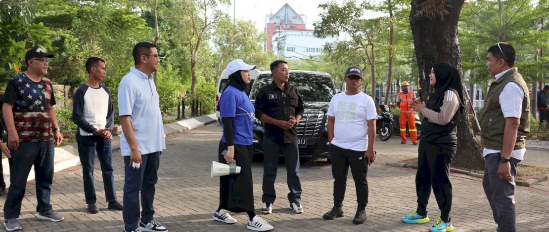 Dinas PU Makassar Terjunkan Puluhan Personel di Gerakan Bersih Taman Kota