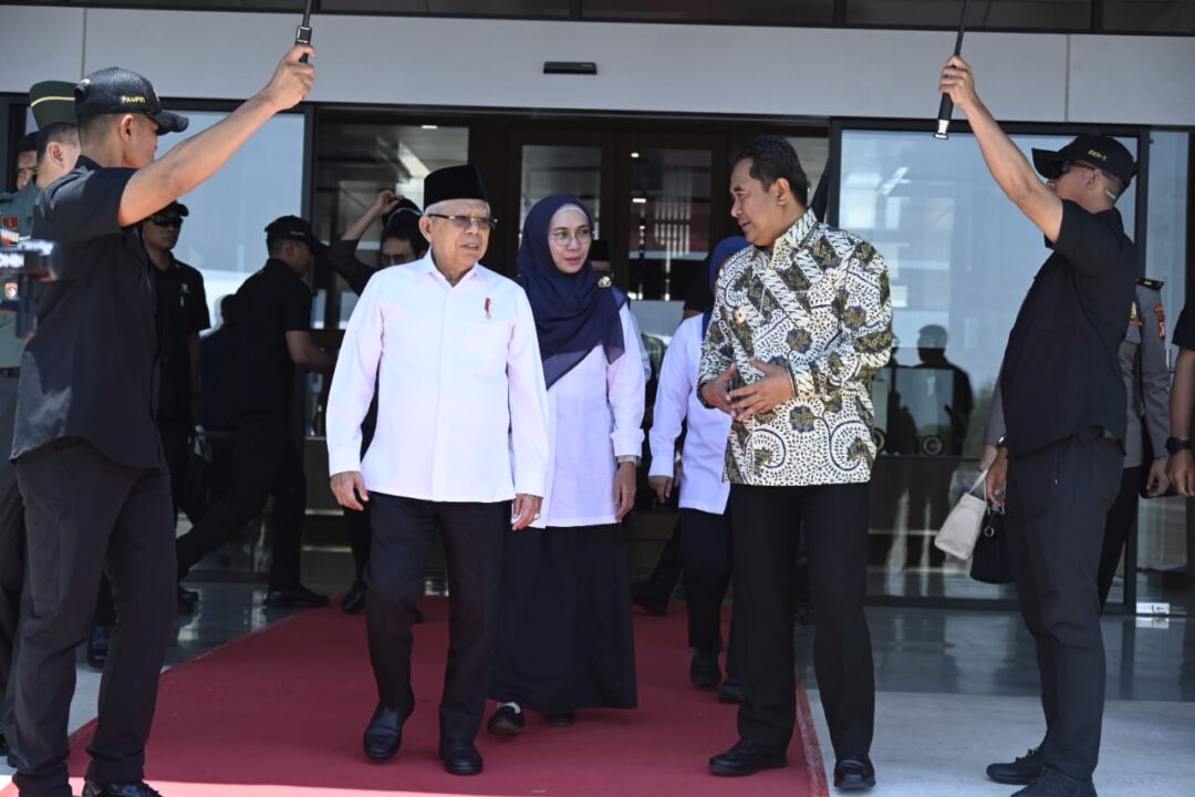 Pj Gubernur Bahtiar Dampingi Wapres KH Ma’ruf Amin Selama Transit di Makassar