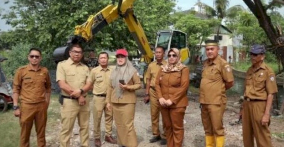 Kepala Dinas PU Makassar Pantau Langsung Pengerukan Drainase di Jalan Adiyaksa