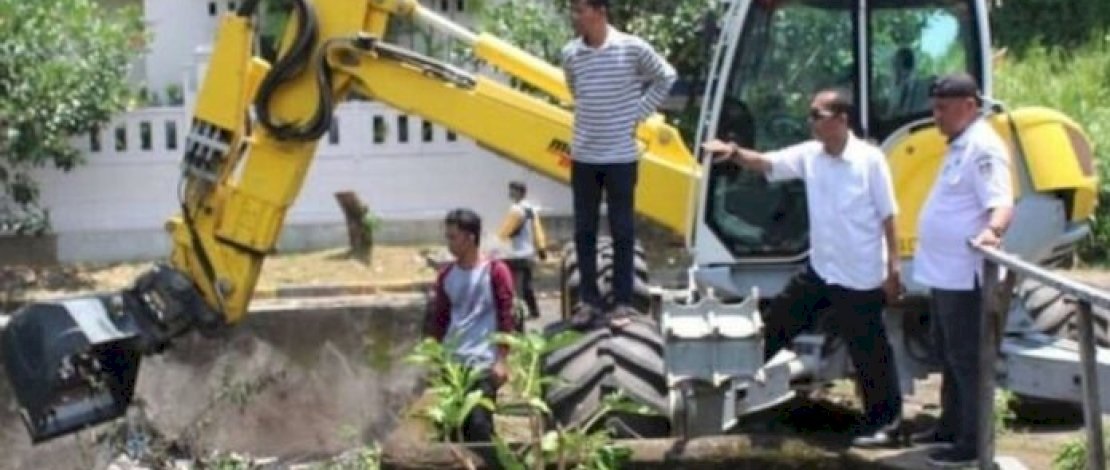 Satgas Dinas PU Makassar Keruk Saluran Sekunder di Wilayah Kelurahan Paropo