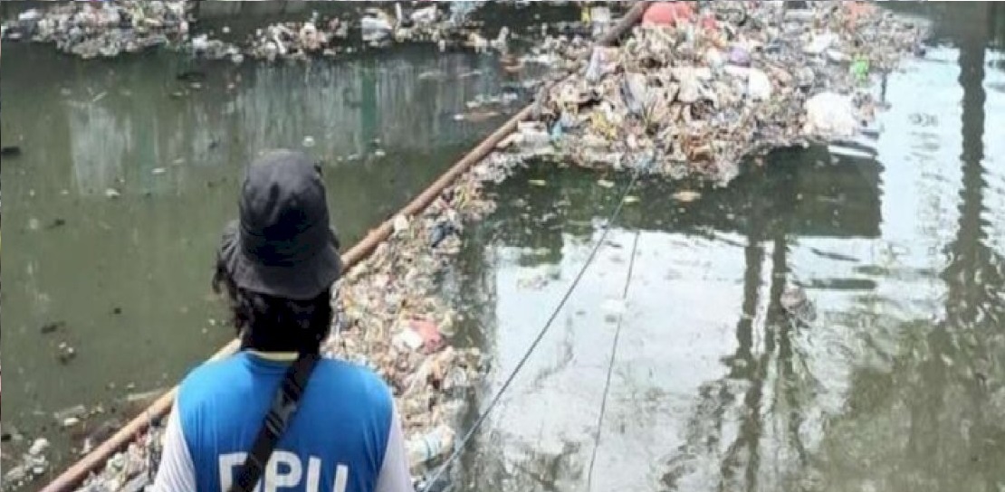 Satgas Drainase Dinas PU Kota Makassar Bersihkan Kanal Al Markaz