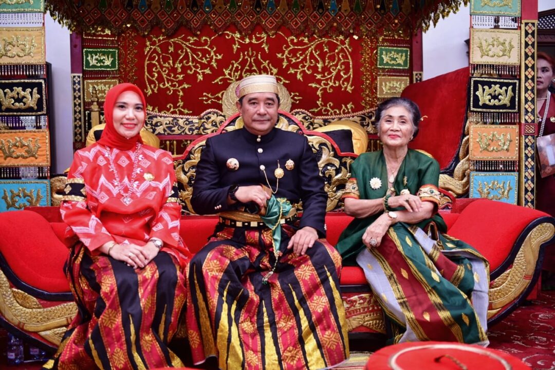 Silaturahmi ke Kedatuan Luwu, Bahtiar Baharuddin Dihadiahi Keris Sapukala