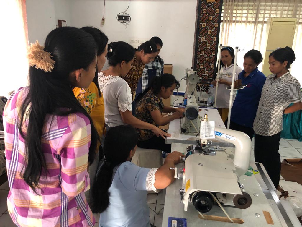 Dekranasda Sulsel Support Bantuan Peralatan Industri Kerajinan Anyaman di Toraja