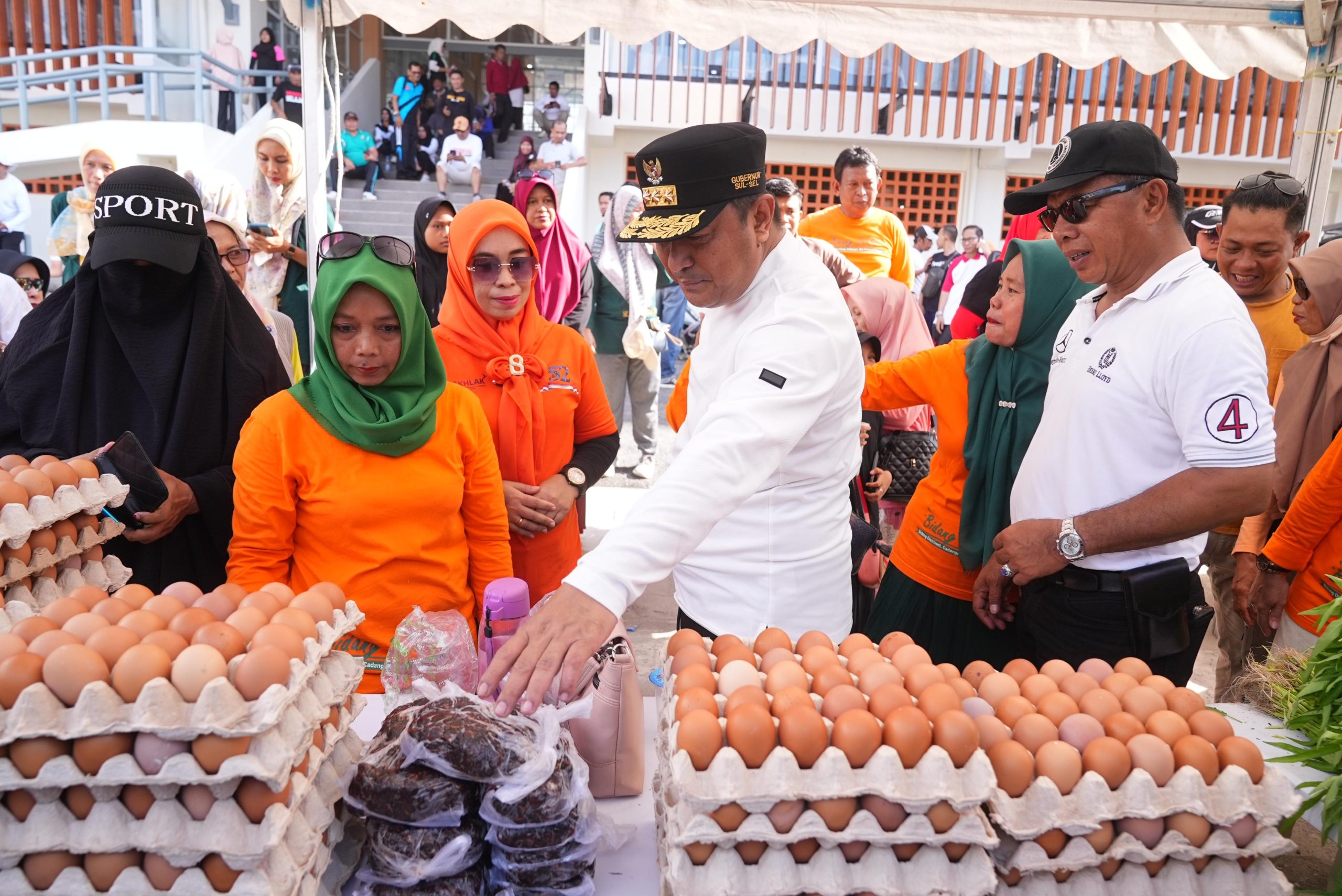 Kunjungi Pasar Cekkeng Bulukumba, Pj Gubernur Sulsel Sebut Harga Pangan Stabil
