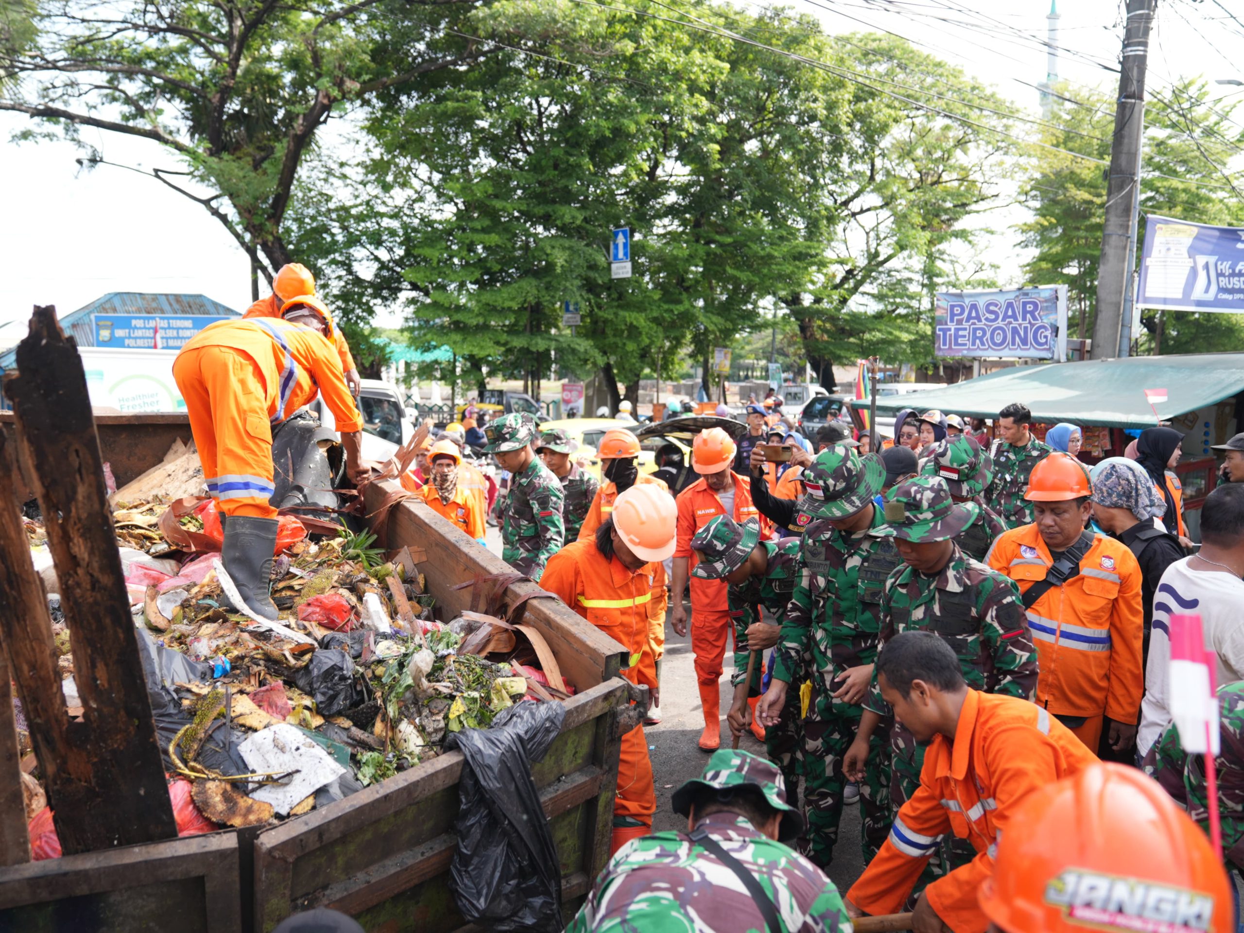 Seribuan Anggota TNI Bersih-bersih Pasar Terong