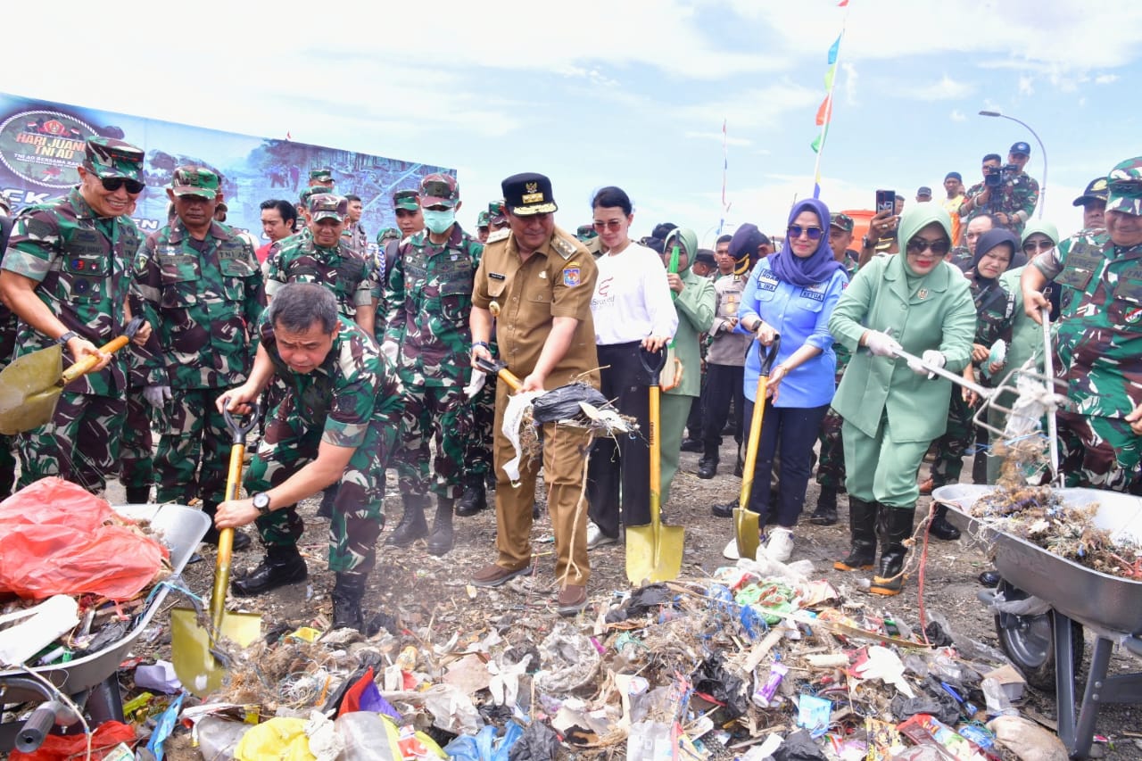 Pj Gubernur Sulsel Ikut Gerakan Perangi Sampah Plastik Bersama KASAD TNI