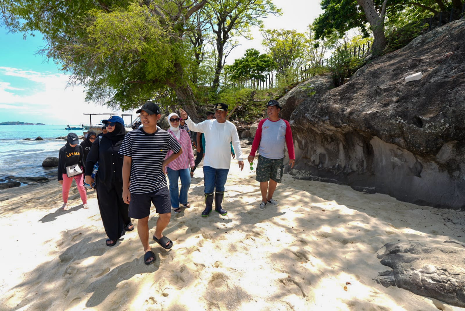 Pj Gubernur Sulsel Ajak Forum CSR Salurkan Bantuan di Pulau Sembilan