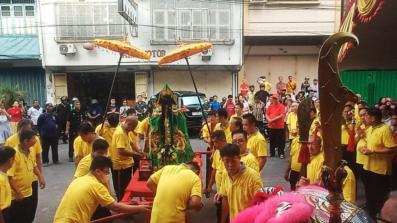 Jelang Imlek, Warga Tionghoa di Makassar Arak Patung Dewa Kwan Kong