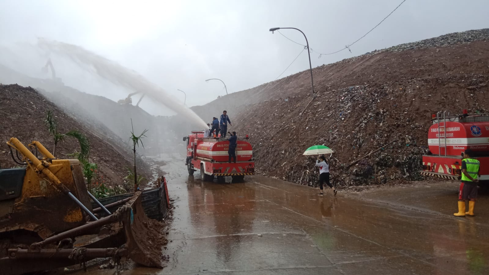 Persiapan Verifikasi Adipura, TPA Antang Disiram Echo Enzim