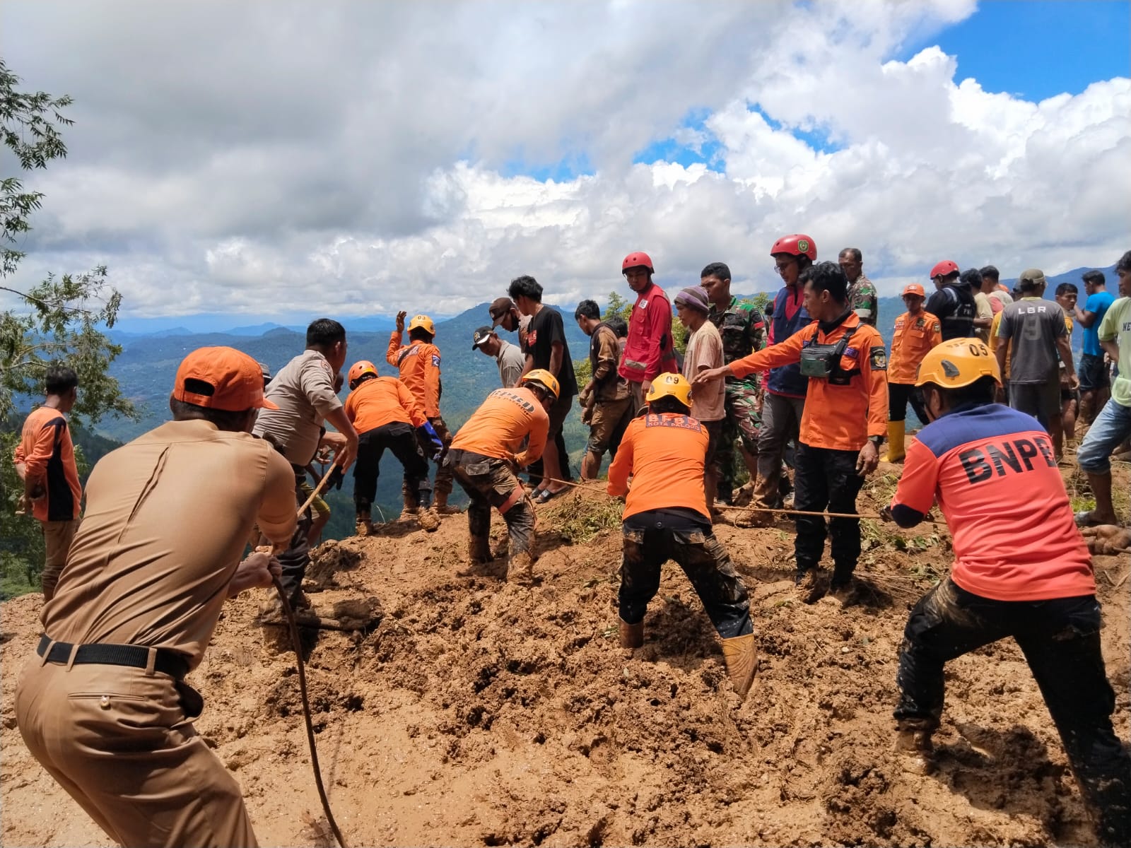 4 Orang Tewas Tertimbun Tanah Longsor di Bastem Luwu