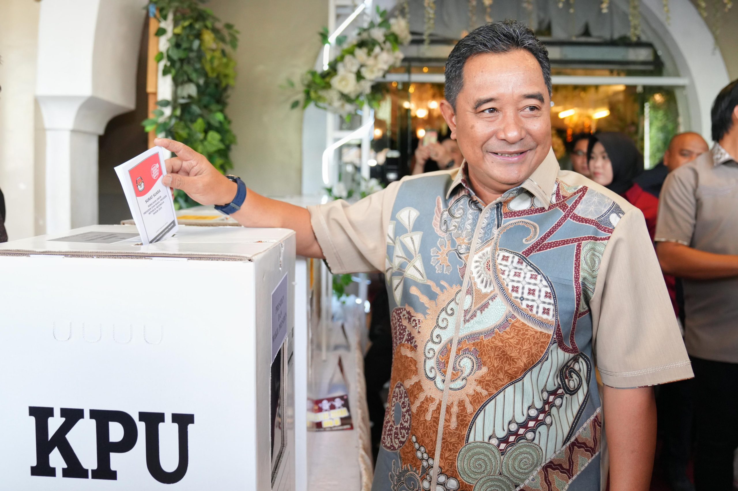 Pj Gubernur Sulsel Bahtiar Nyoblos di TPS 001 Sawerigading