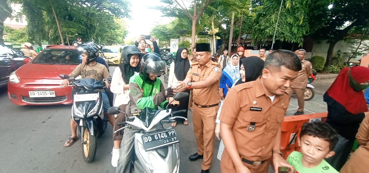 Camat Mamajang Bagikan 1.000 Paket Takjil ke Pengguna Jalan