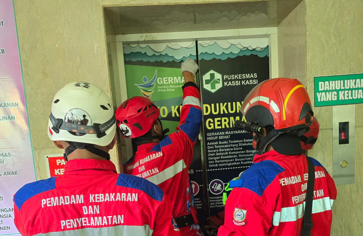 Damkar Makassar Evakuasi Perawat Terjebak Lift di Puskesmas Kassi-Kassi