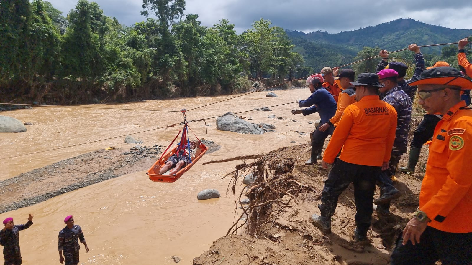 Tim SAR Gabungan Evakuasi 8 Warga Terisolir Banjir di Luwu