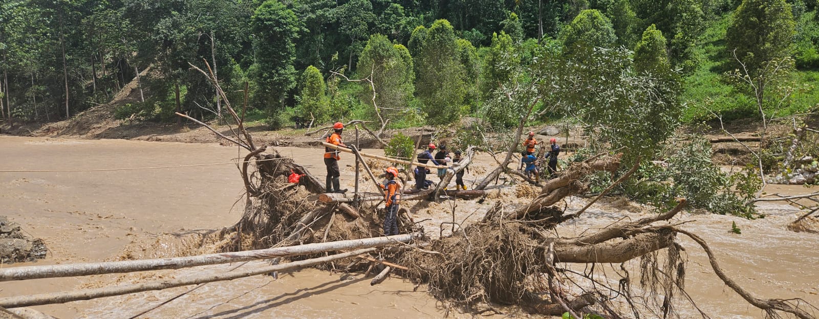 Puluhan Warga di Desa Kadundung Yang Terisolir Banjir Berhasil Dievakuasi