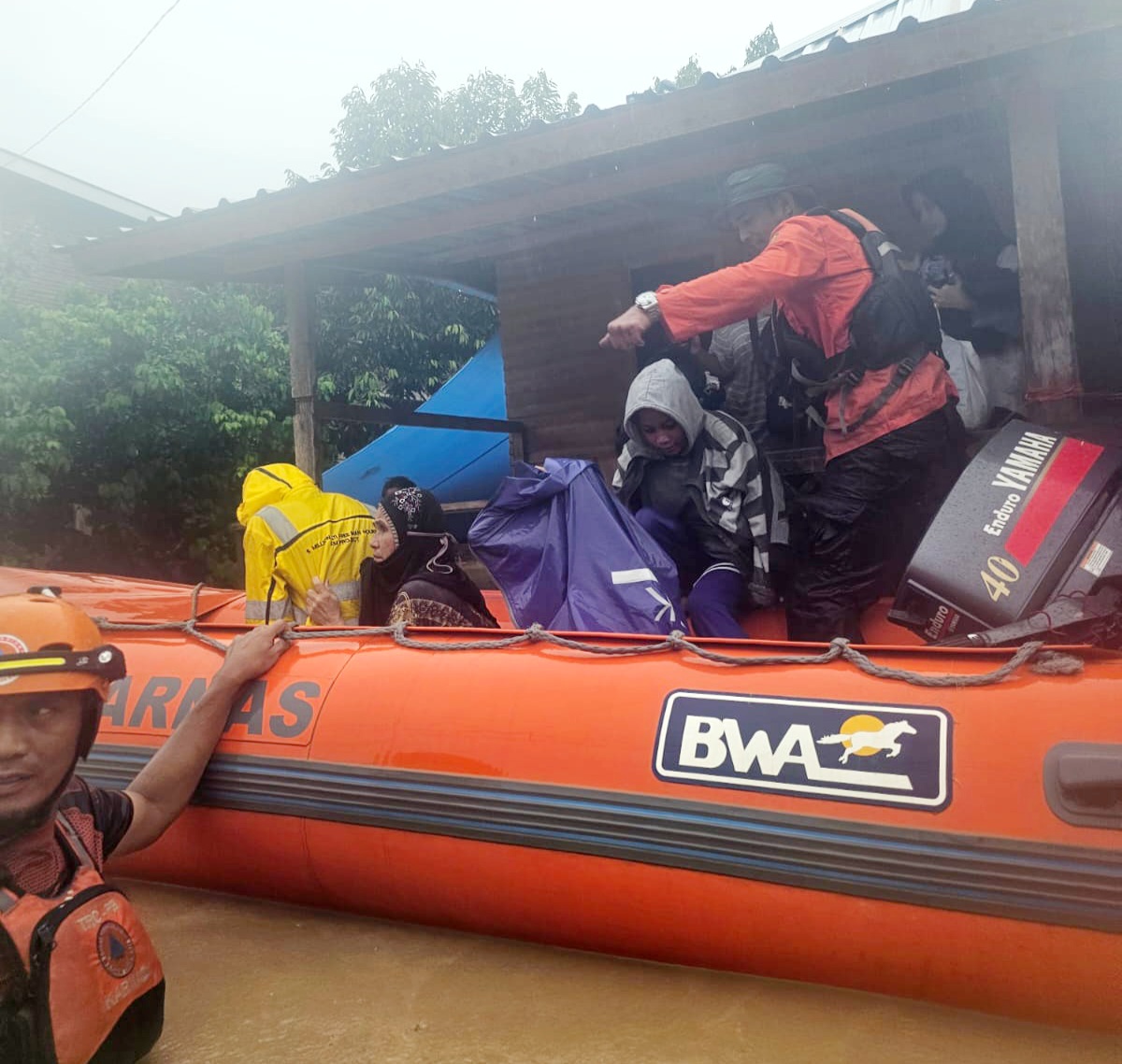 Basarnas Makassar Terjunkan 27 Personel Rescue ke Lokasi Banjir Bandang