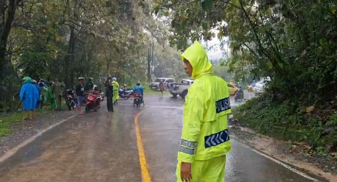 Jalan Poros Enrekang-Toraja Lumpuh Total Akibat Tertimbun Longsor