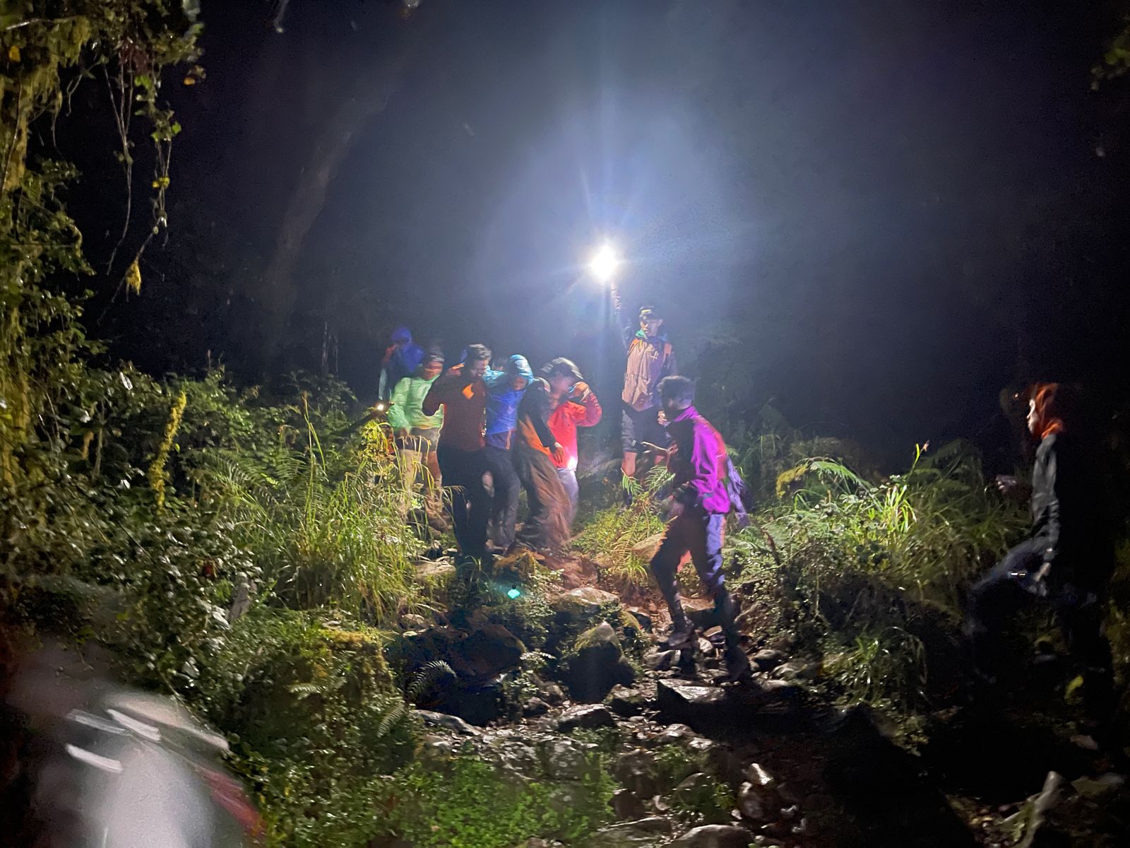 Pendaki Wanita Dievakuasi dari Pos 9 Gunung Bawakaraeng