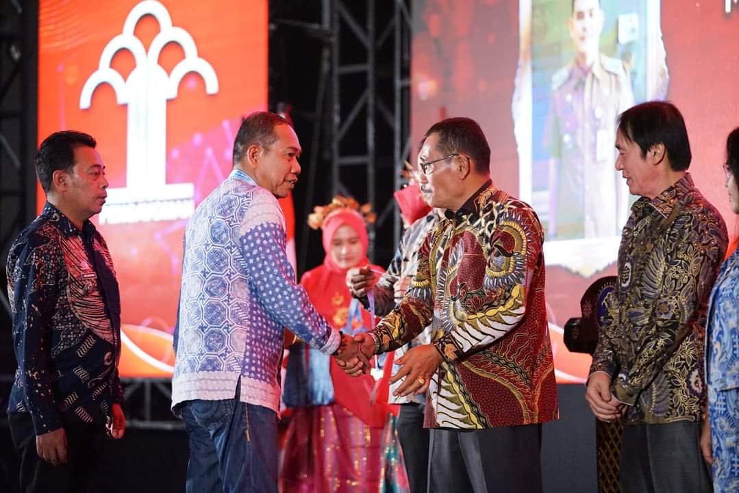 Camat Tallo Ramli Lallo Terima Penghargaan dari Kemenkumham