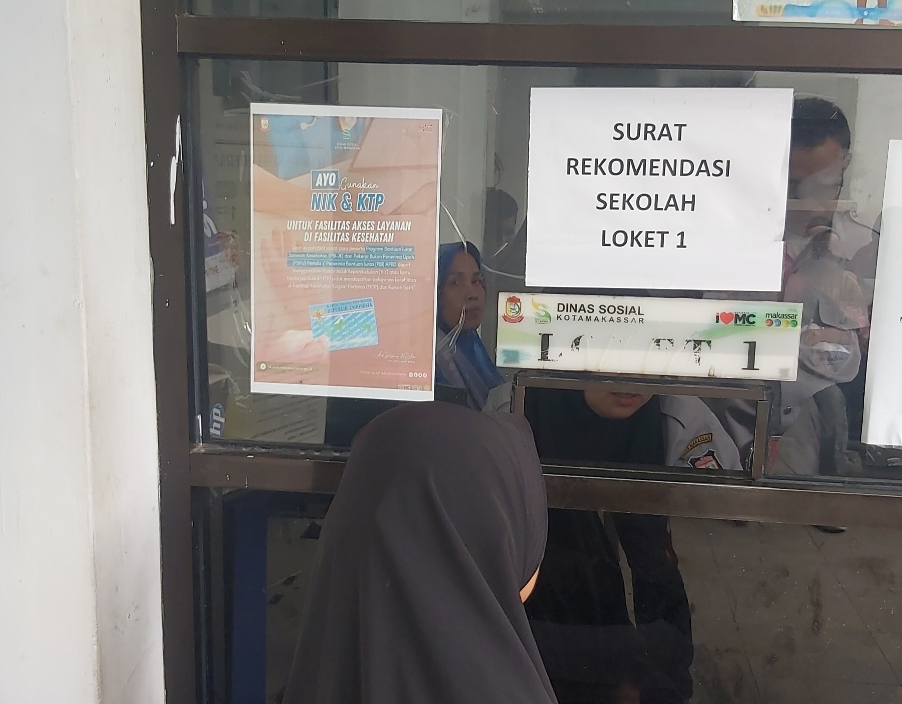 Kantor Dinsos Makassar Diserbu Pemohon Surat Keterangan DTKS Jalur Afirmasi