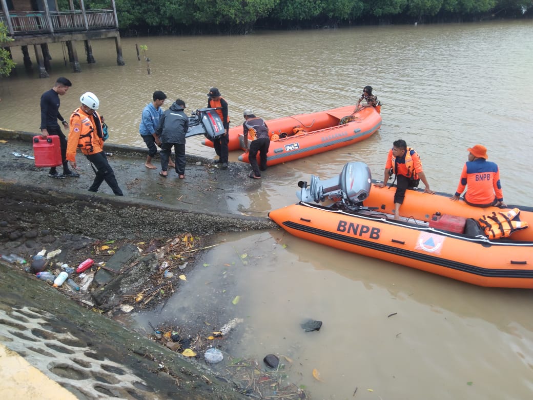 Basarnas Cari ABK KMN Cahaya Madinah yang Terjatuh di Muara Sungai Tangka