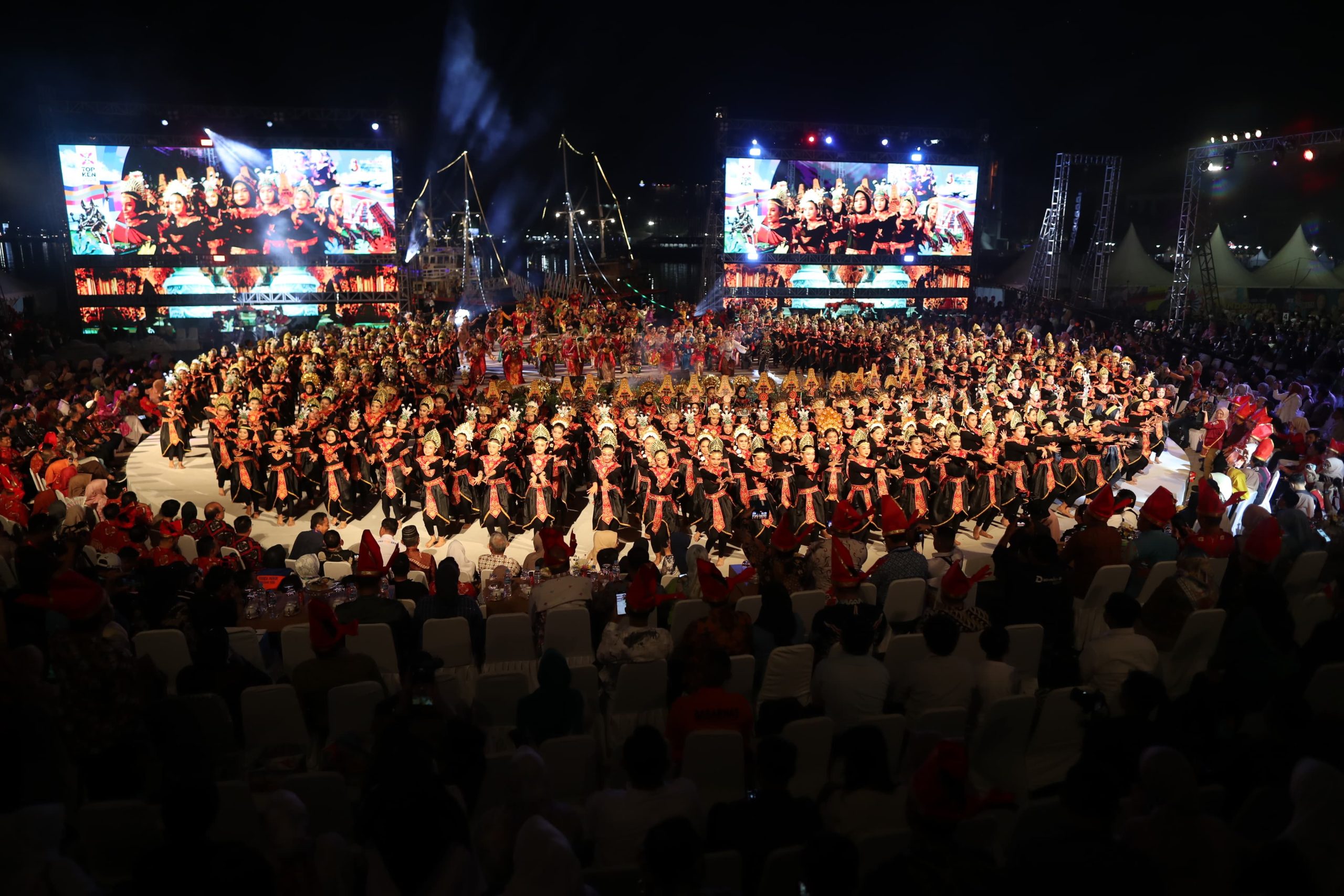Tari Harmoni Nusantara Pukau Pembukaan Makassar F8