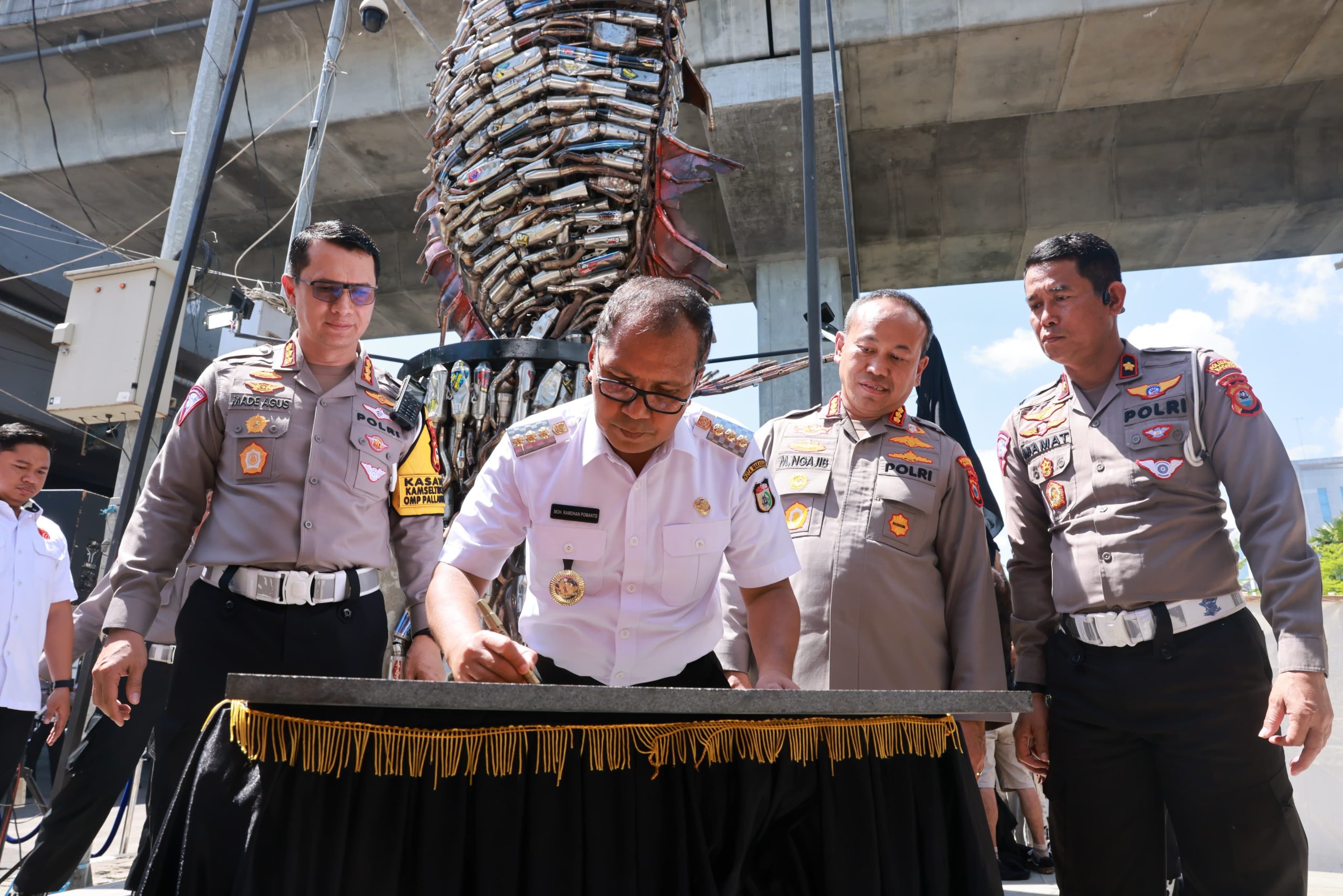 Ribuan Knalpot Brong Hasil Sitaan Polisi Dijadikan Tugu Berbentuk Ikan