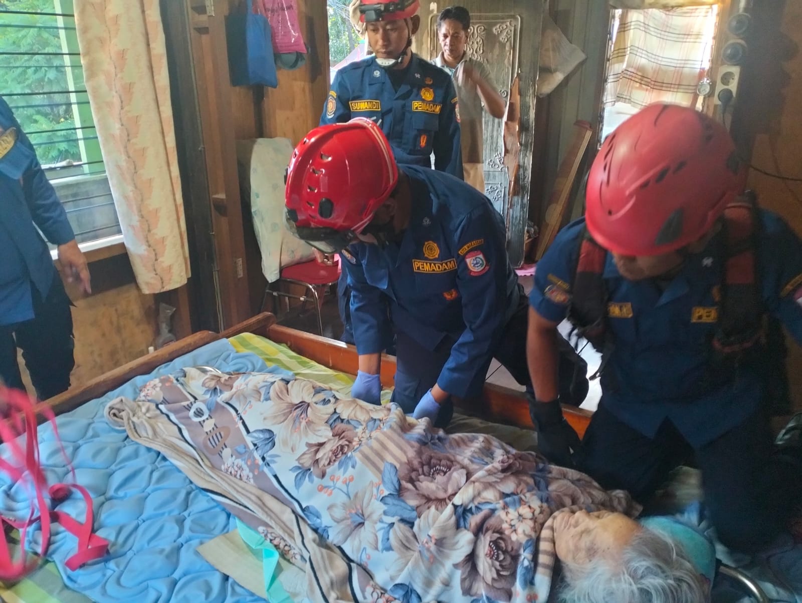Damkar Makassar Evakuasi Lansia Rentan dari Lantai 2 Rumah di Jalan Sunu