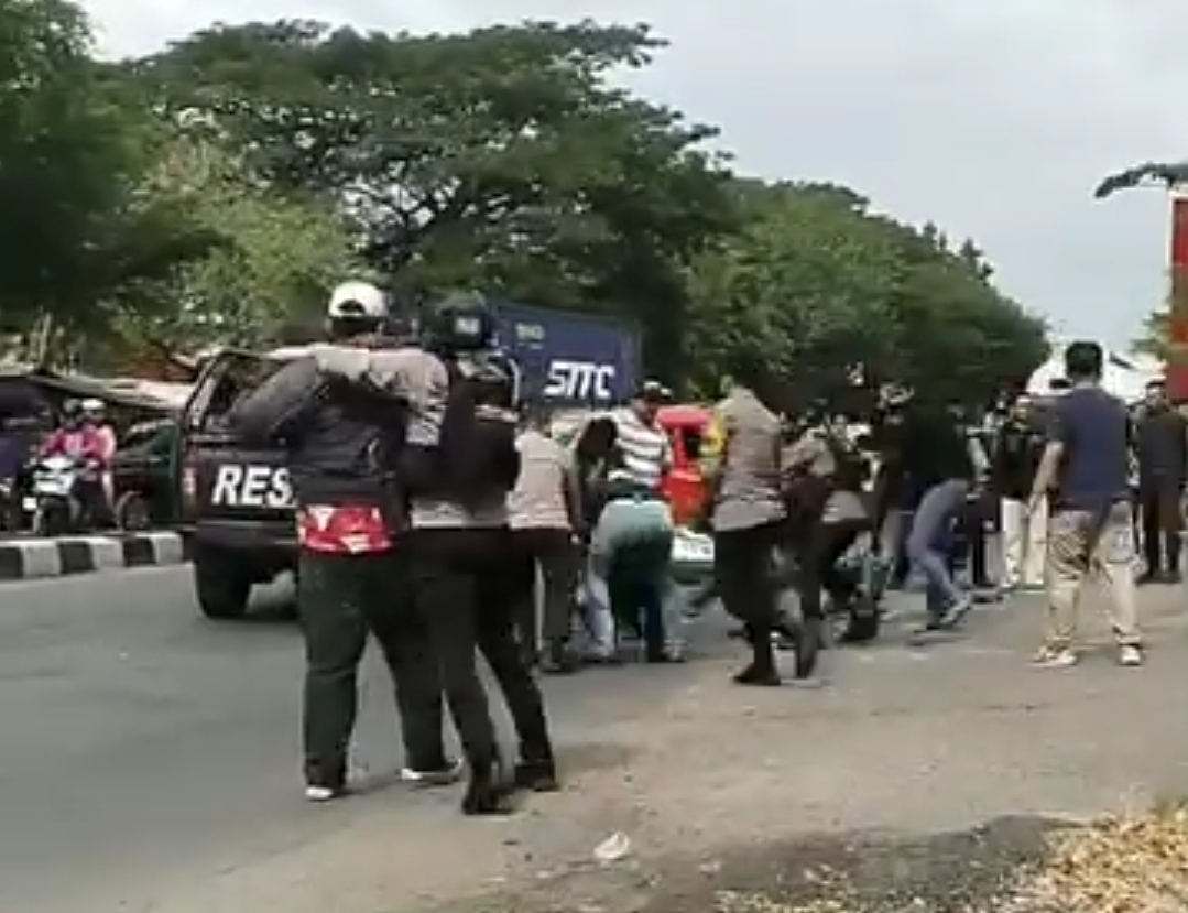 Blokade Jalan Hingga Bikin Ambulans Terjebak Macet, Unjuk Rasa Mahasiswa Dibubarkan Paksa Petugas
