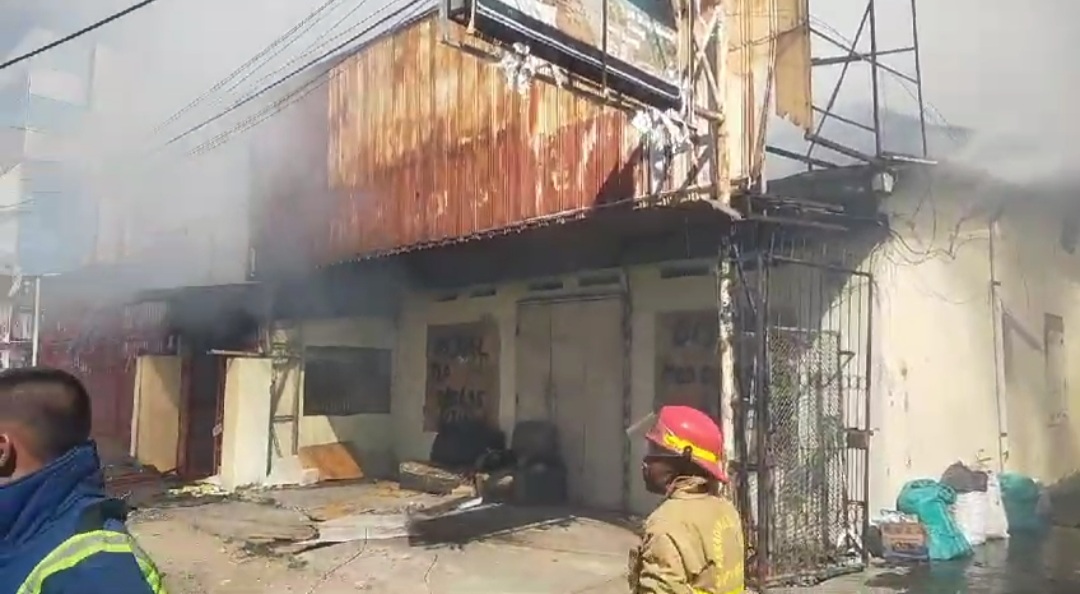 Kebakaran di Jalan Gunung Tinggimae Diduga Akibat Ledakan Kompor Gas