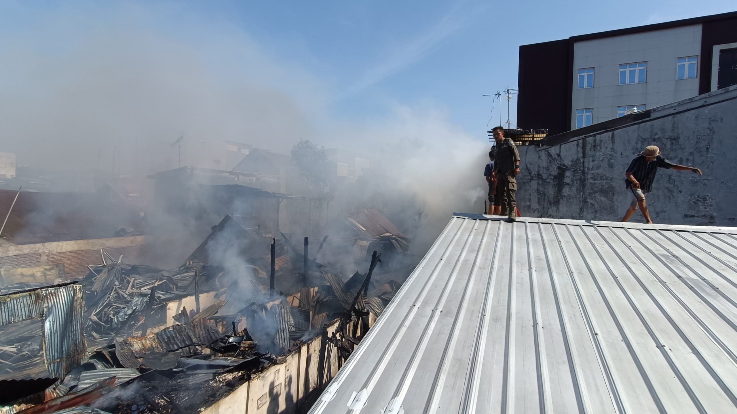 Belasan Rumah Ludes Terbakar di Jalan Badak Makassar