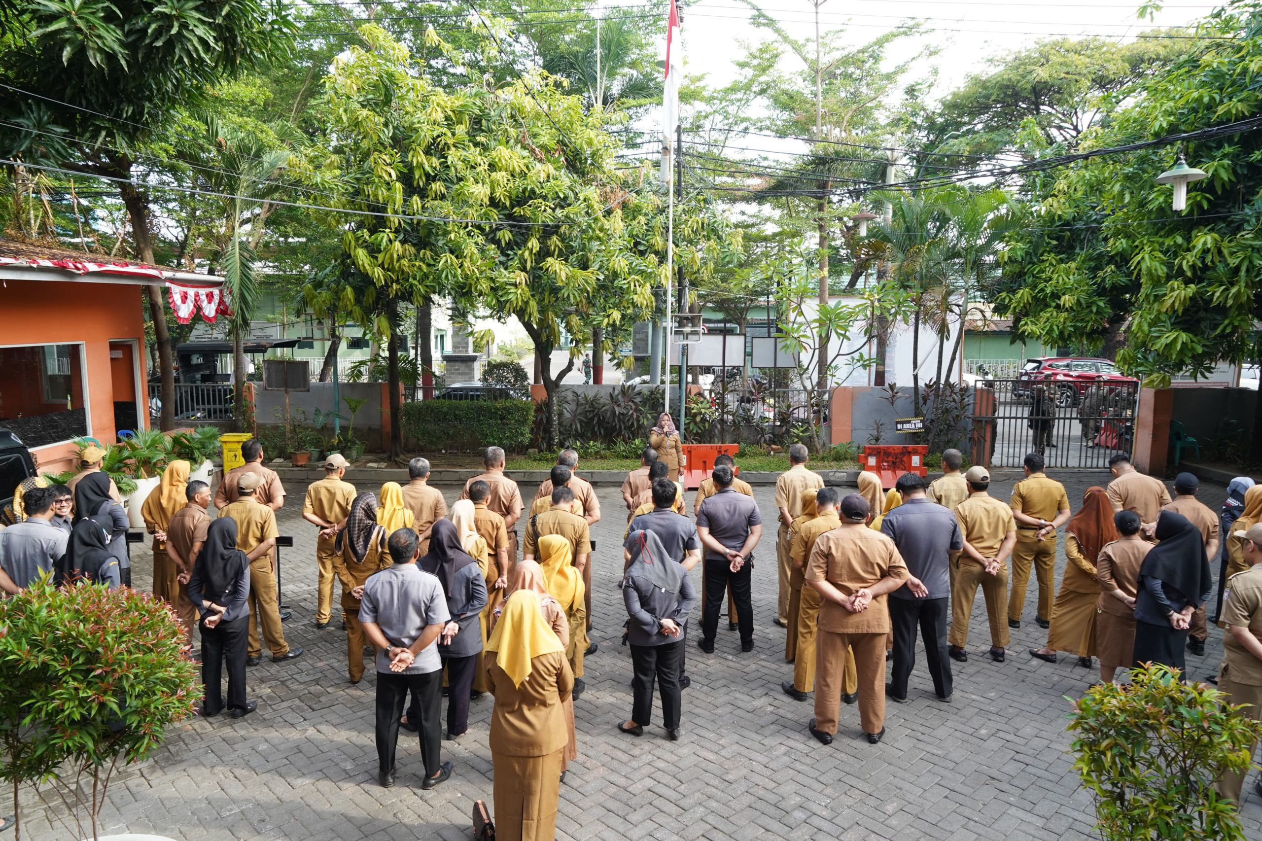 Lurah Bonto Biraeng Pimpin Apel Pagi di Kantor Kecamatan Mamajang