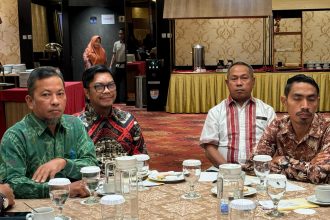 Kepala Bapenda Kota Makassar Firman Hamid Pagarra (tengah kiri) di acara Asistensi Penerapan Transaksi Non-Tunai Direktorat Jenderal Bina Keuangan Daerah Kemendagri RI di Orchard Hotel, Jakarta, Selasa (29/10/2024)./Foto: Hms