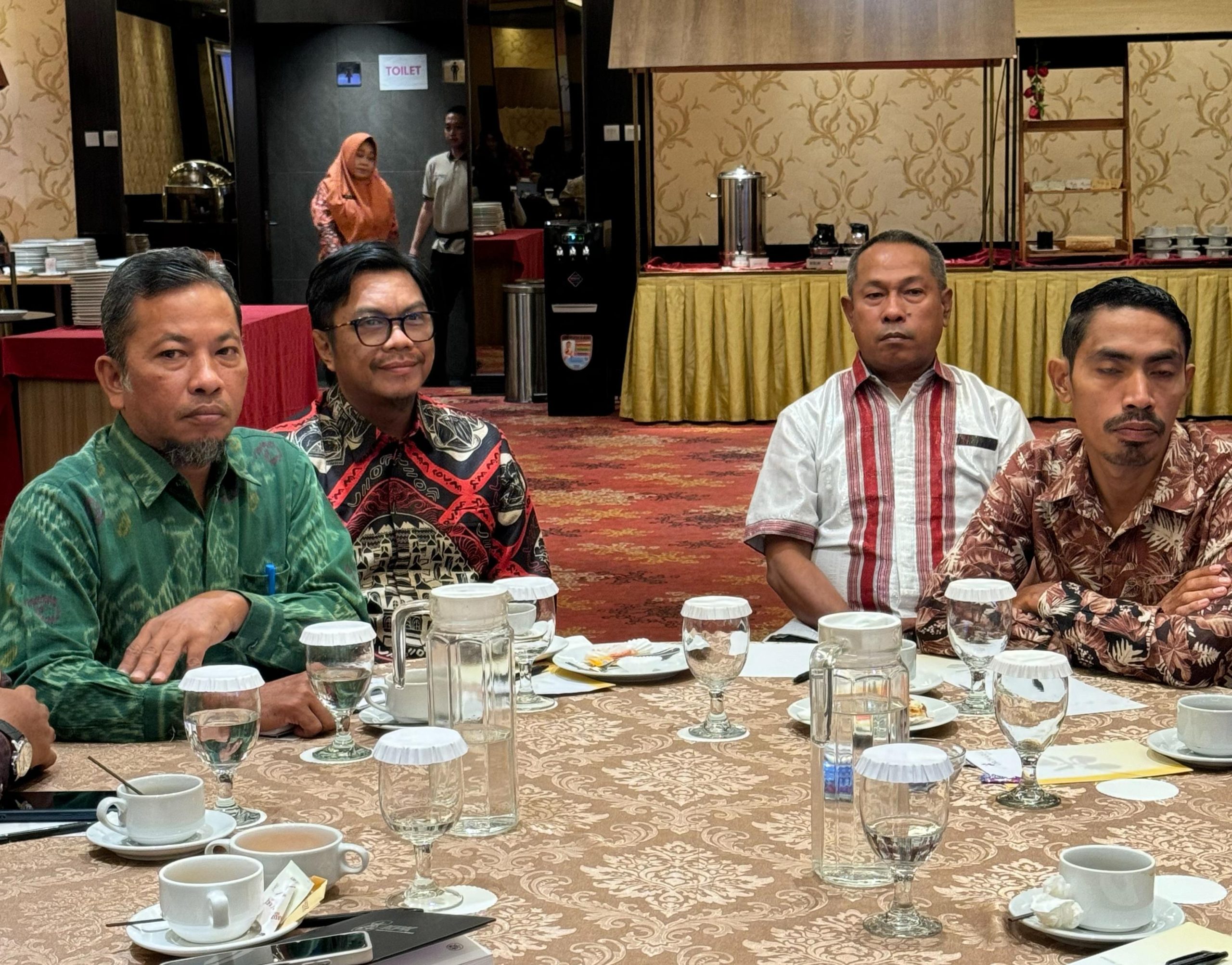 Kepala Bapenda Kota Makassar Firman Hamid Pagarra (tengah kiri) di acara Asistensi Penerapan Transaksi Non-Tunai Direktorat Jenderal Bina Keuangan Daerah Kemendagri RI di Orchard Hotel, Jakarta, Selasa (29/10/2024)./Foto: Hms