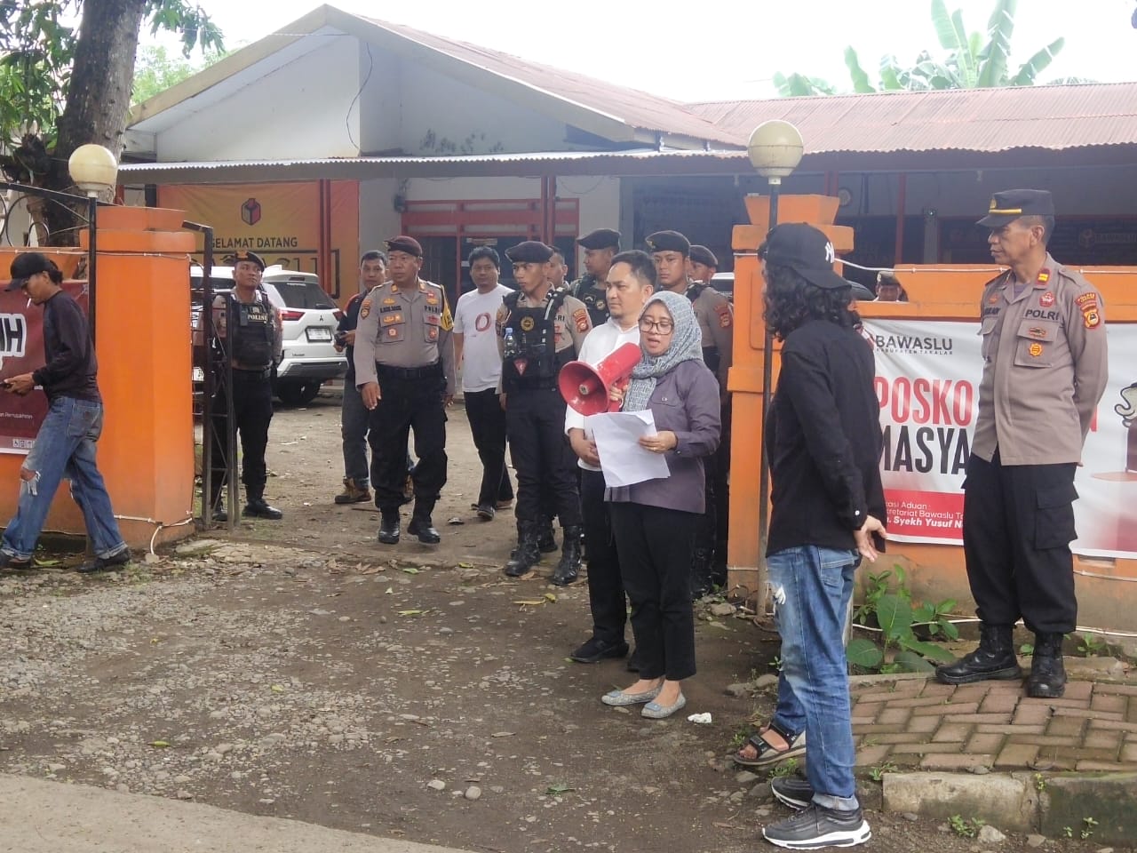 Bawaslu Takalar Didesak Diskualifikasi Paslon yang Libatkan Oknum Aparat