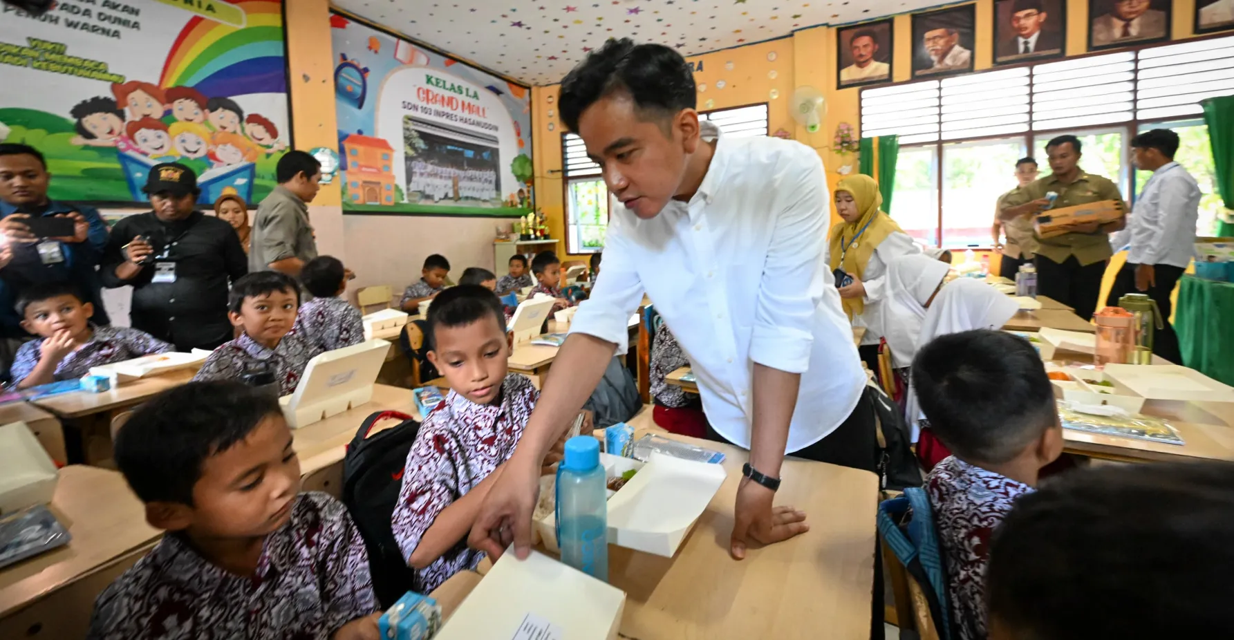 Gibran Tinjau Program Makan Bergizi Gratis di Maros