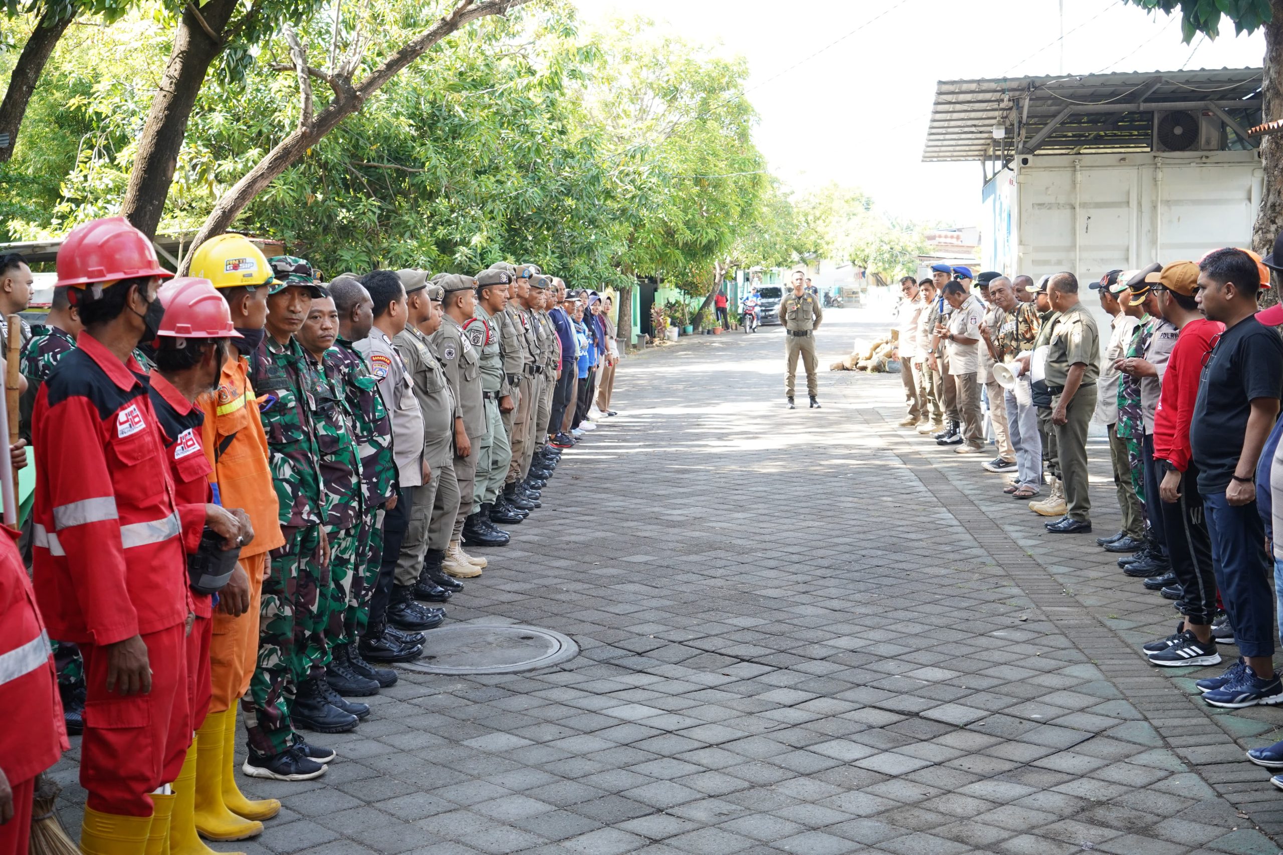 Tripika Mamajang Tertibkan PK5 di Atas Fasum Jalan Kakatua