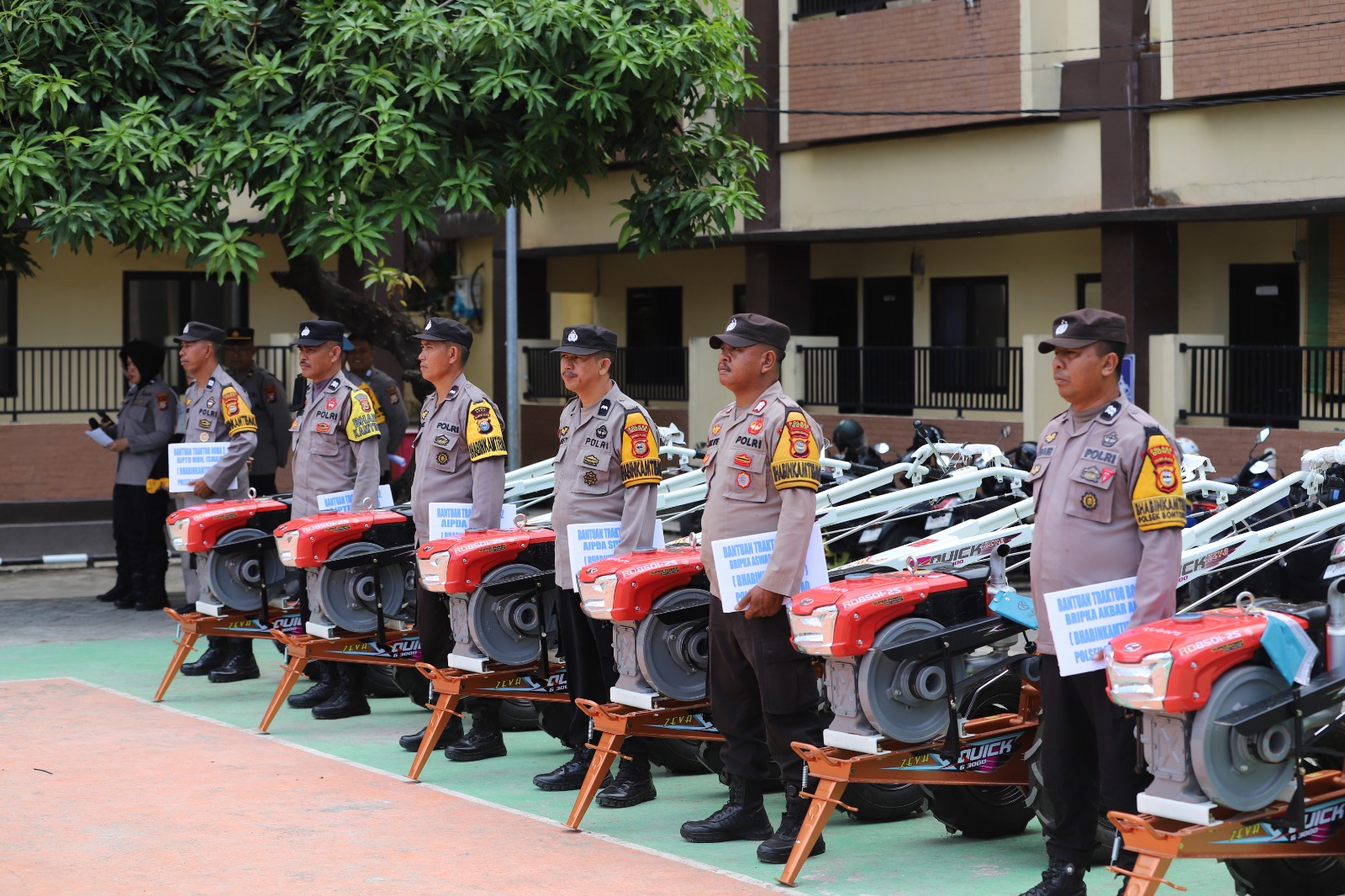Bhabinkamtibmas Polres Gowa Terima Bantuan Hand Traktor