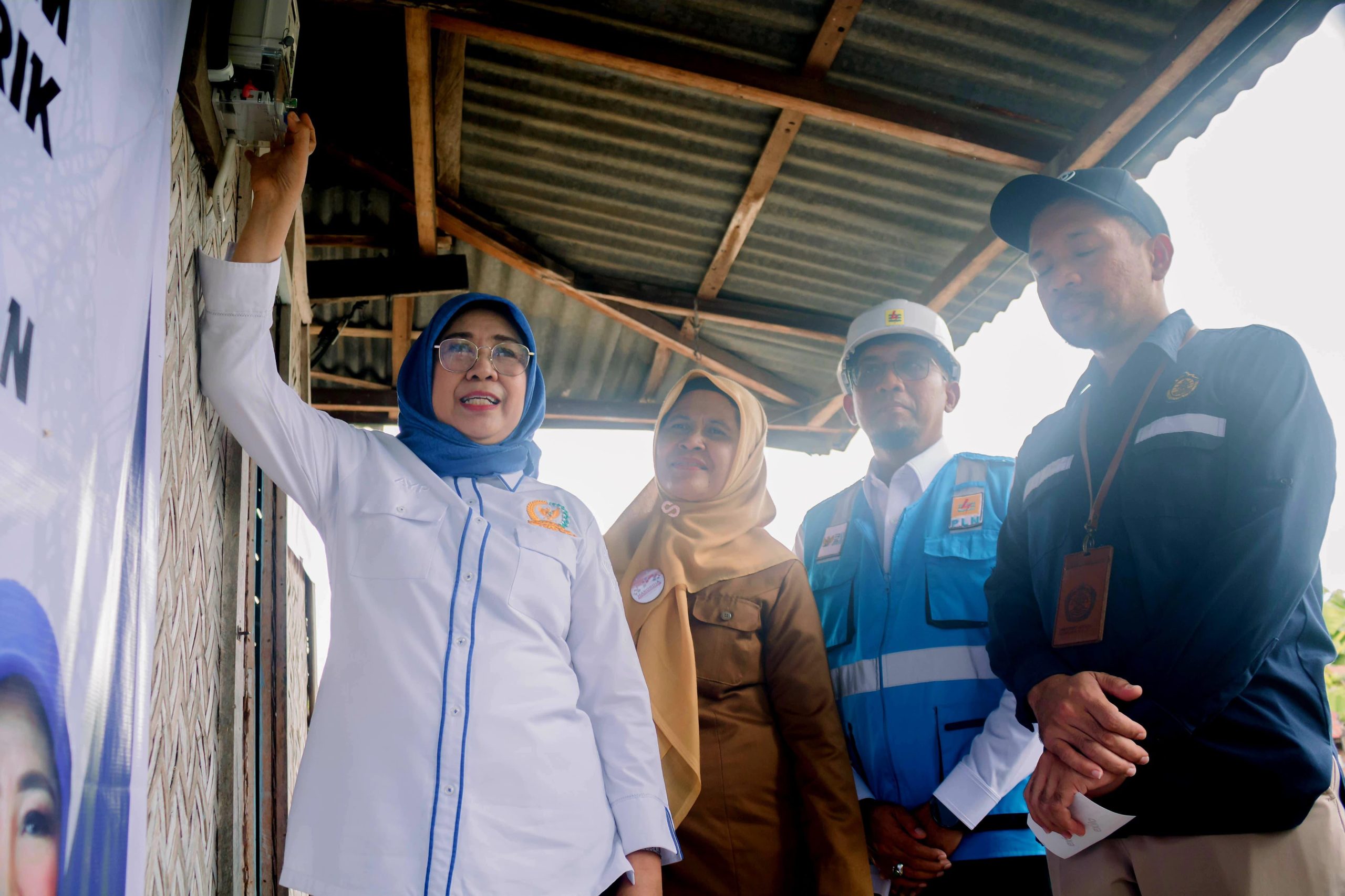 7.100 Rumah Tangga Tidak Mampu di Sulsel Terima Bantuan Pemasangan Listrik Gratis
