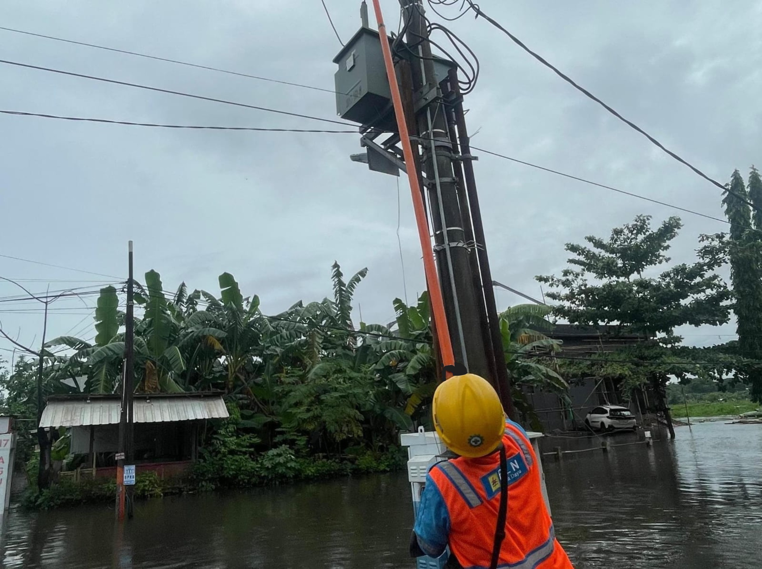 PLN Pulihkan Pasokan Listrik di Makassar Pasca Banjir