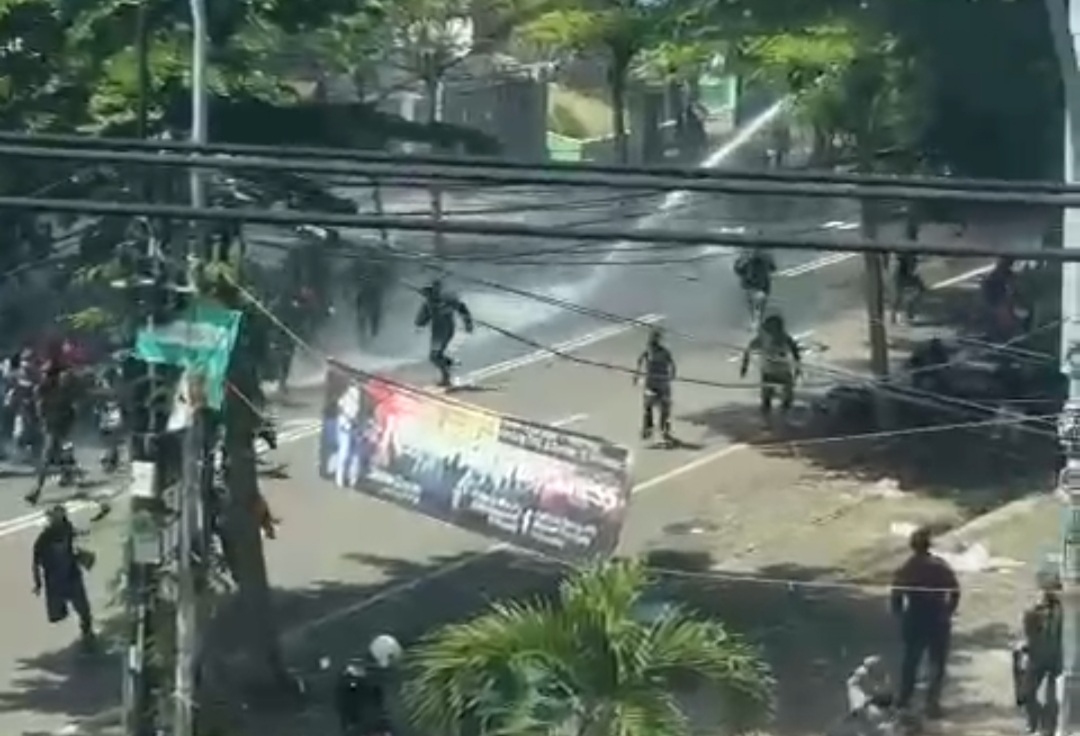 Peringatan Hari Papua Merdeka di Makassar Berakhir Bentrok, 1 Polisi Terluka