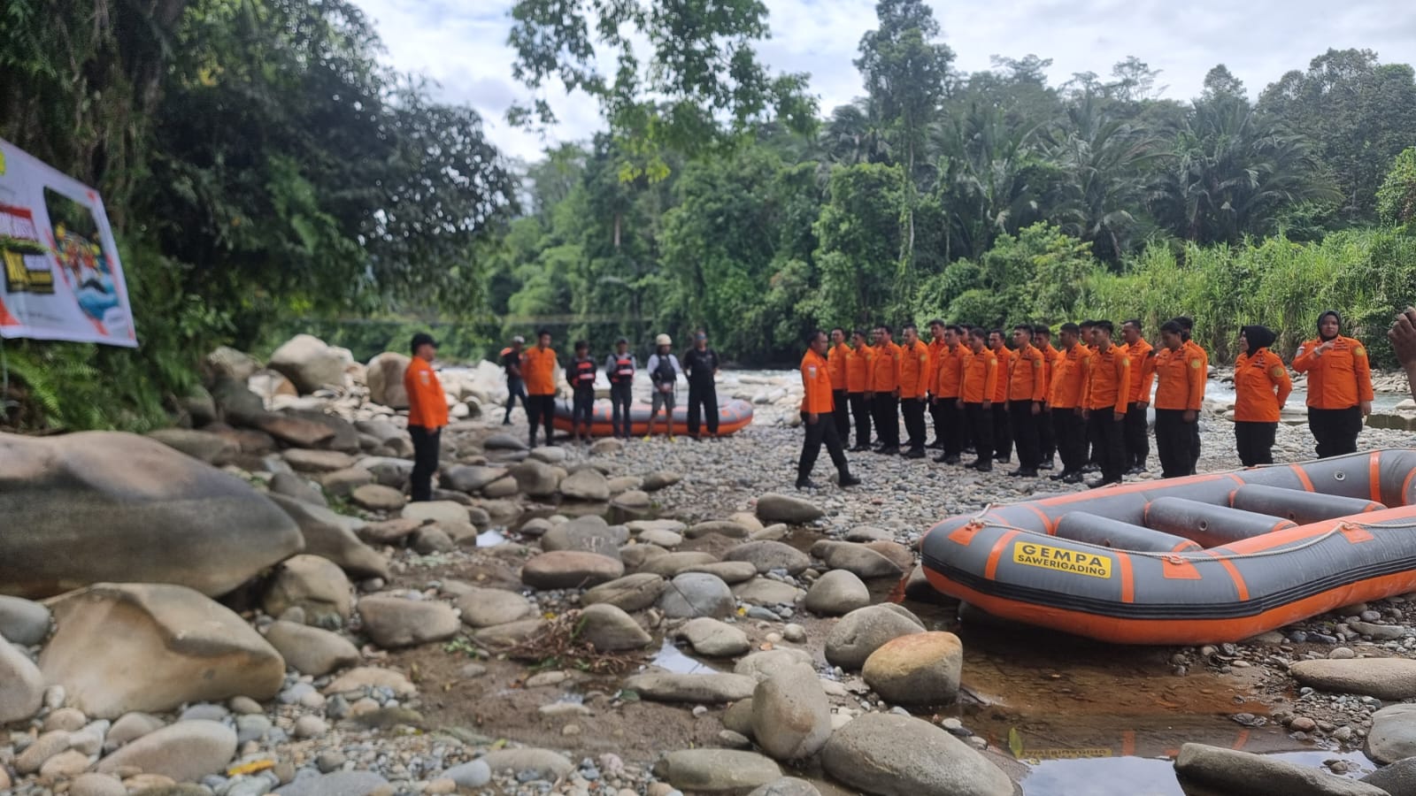 Rescuer Kantor SAR Makassar Latihan Evakuasi Arus Deras di Sungai Rongkong
