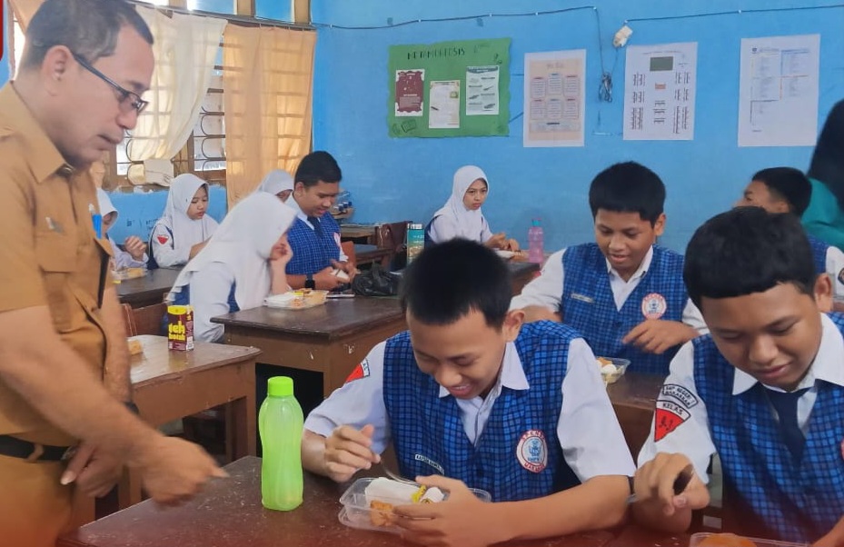 Hari Pertama Makan Bergizi Gratis Sasar 12 Sekolah di Makassar