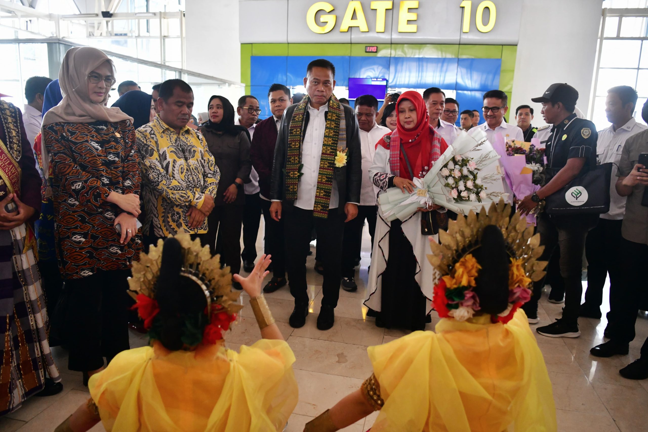 Tiba di Makassar, Pj Gubernur Sulsel Prof Fadjry Djufry Disambut Tarian Paduppa