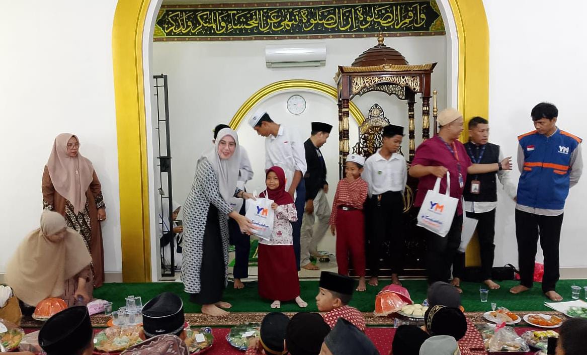 Santri Pondok Pesantren Ash-Shalihin Peringati Isra Mi’raj dengan Dongeng dan Donasi