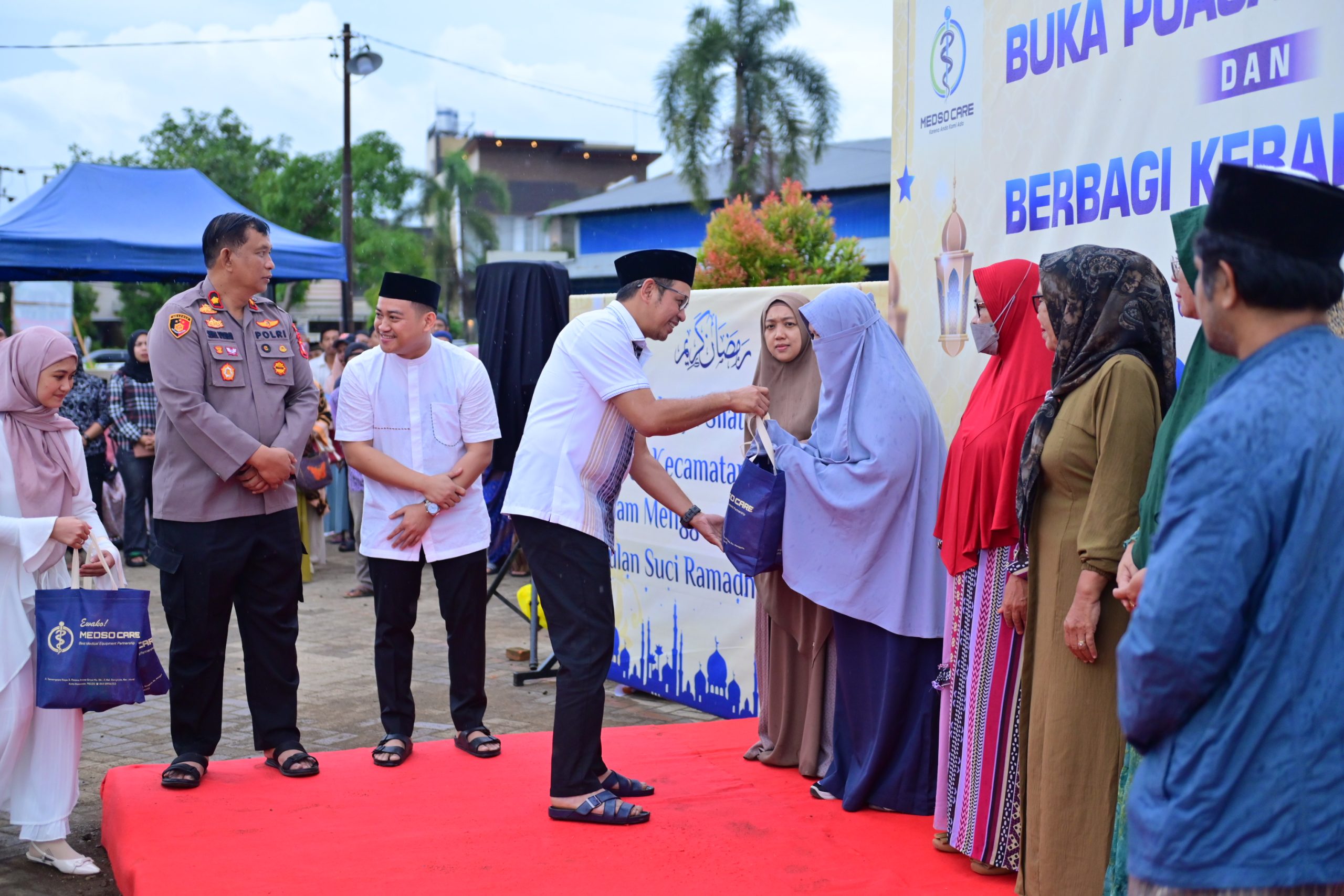 Ketua DPRD Makassar Supratman Bagikan 500 Paket Sembako ke Pemandi Jenazah