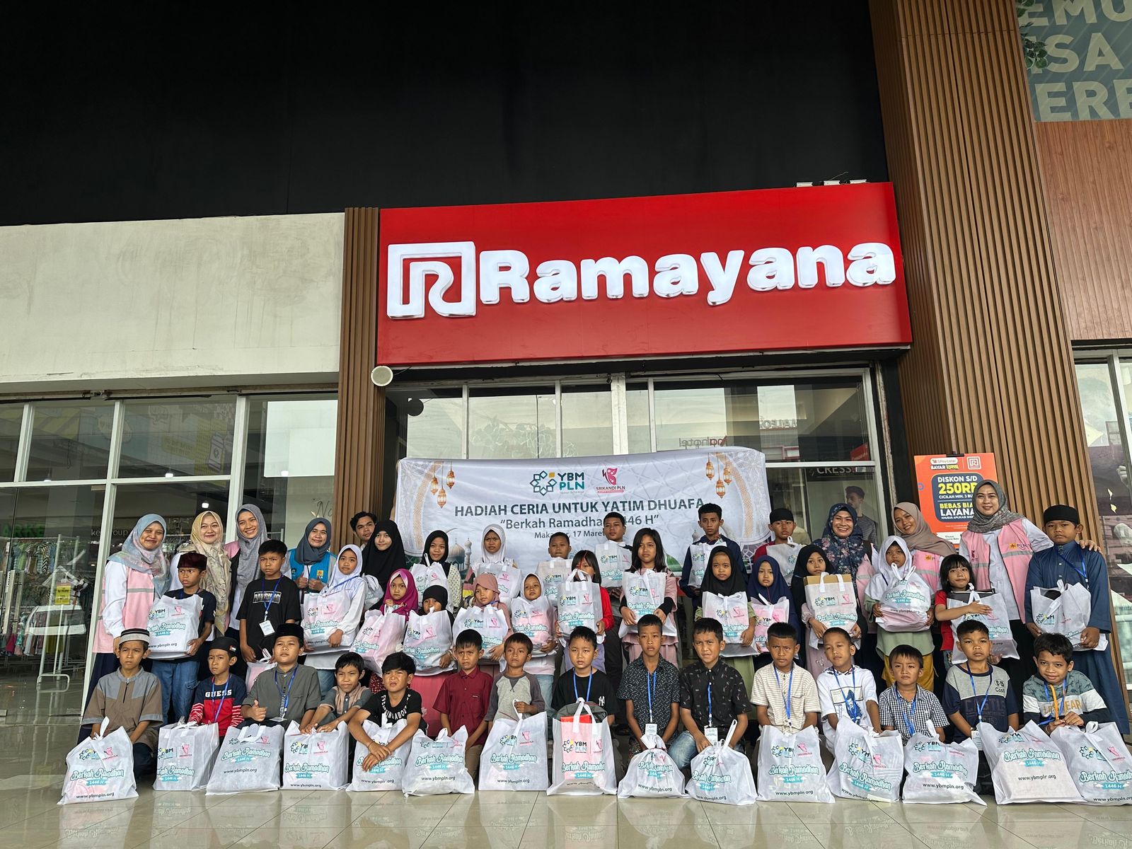 Ramadan Penuh Berkah, PLN UID Sulselrabar Berbagi Kebahagiaan dengan Yatim Dhuafa dan Purnabakti