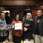 Menekraf Teuku Riefky Harsya bersama pimpinan Pemkot Makassar di Kapal Pinisi, Selasa (22/4/2025) malam./Foto:Hms