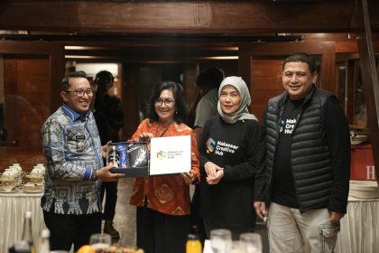 Menekraf Teuku Riefky Harsya bersama pimpinan Pemkot Makassar di Kapal Pinisi, Selasa (22/4/2025) malam./Foto:Hms