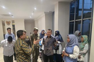 Wali Kota Makassar Munafri Arifuddin saat menerima pedagang CFD Boulevard di kantor Balaikota, Jumat (2/5/2025)./Foto:Hms